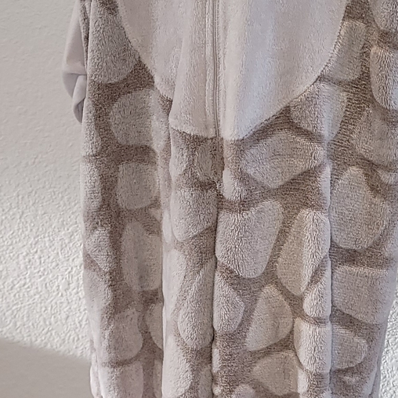 Secret Treasures Giraffe Onesie pajamas (M) - Picture 13 of 14